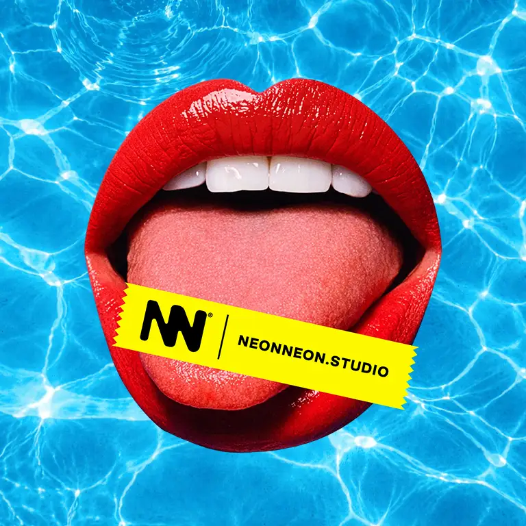 Boca con sticker de Neon Neon Studio, identidad creativa del estudio