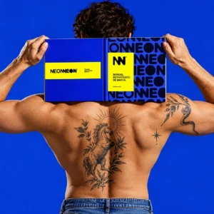 Portada del Manual Estratégico de Marca de Neon Neon Studio sostenida por un modelo de espaldas